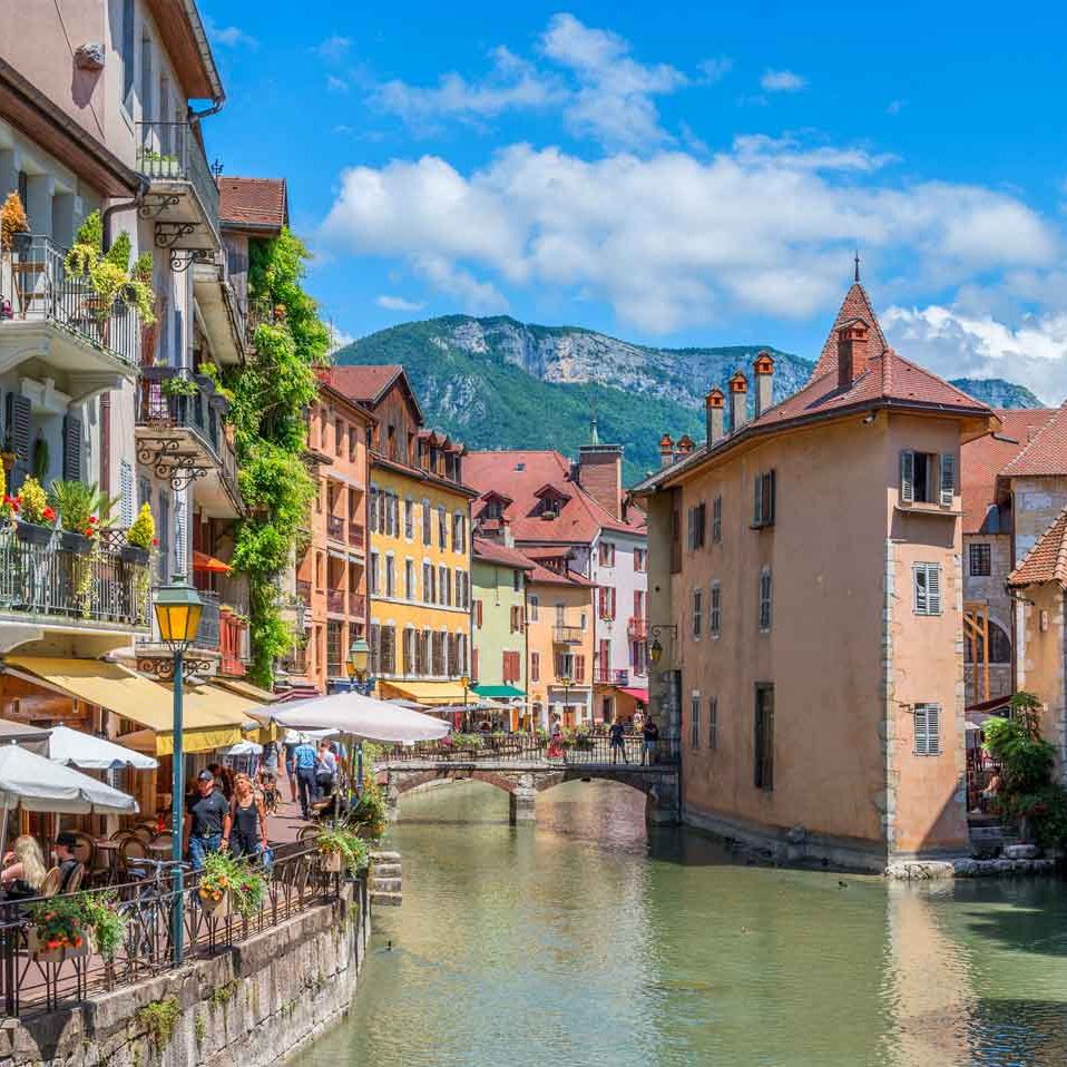 Vieille ville d'Annecy Canal pittoresque avec maisons colorées et montagnes en arrière-plan à Annecy.