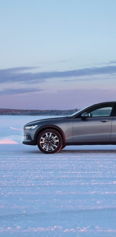 Taxi VTC Haute-Savoie by Classe-Affaires VTC - Chauffeur privé de sécurité - France - Suisse - Luxembourg Voiture Volvo V60 sur un fond de neige, ciel clair et lumière du matin.